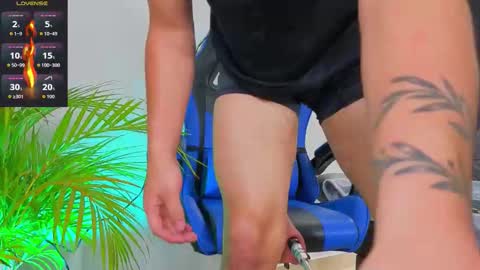 Snapshot of edwardross_ chatting on November 4, 8:08 pm Edward Ross online show from November 4, 8:08 pm