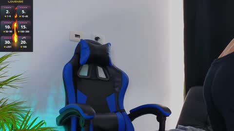 Snapshot of edwardross_ chatting on November 9, 6:39 pm Edward Ross online show from November 9, 6:39 pm