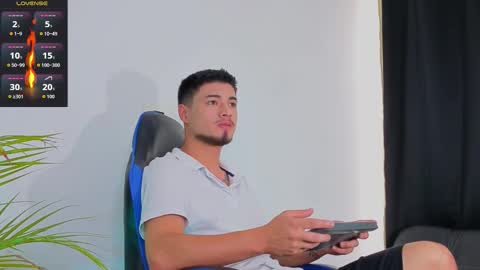 Snapshot of edwardross_ chatting on November 24, 8:41 pm Edward Ross online show from November 24, 8:41 pm