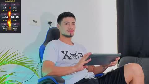 Snapshot of edwardross_ chatting on November 29, 8:34 pm Edward Ross online show from November 29, 8:34 pm