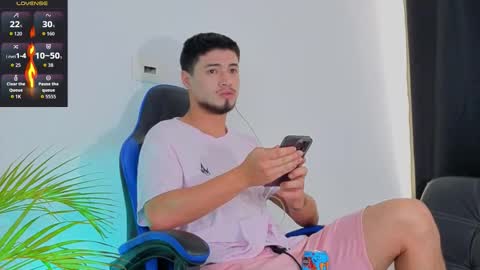 Snapshot of edwardross_ chatting on December 4, 8:28 pm Edward Ross online show from December 4, 8:28 pm