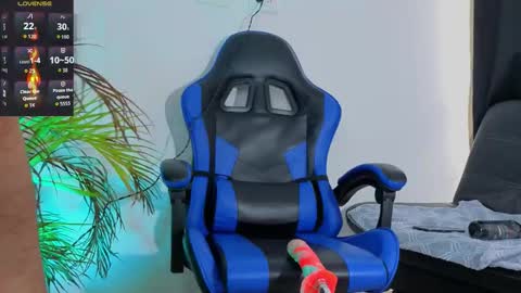 Snapshot of edwardross_ chatting on December 14, 8:57 pm Edward Ross online show from December 14, 8:57 pm