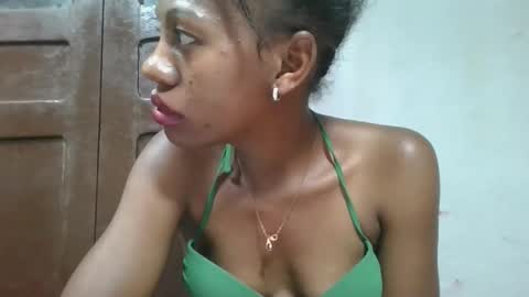 edwige770943 online show from May 30, 8:17 pm