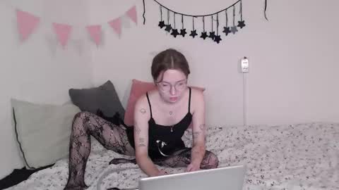 Snapshot of effa__laska chatting on November 2, 8:44 pm effa__laska online show from November 2, 8:44 pm