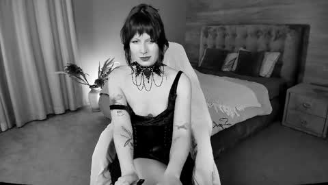 Snapshot of effie_mirell chatting on May 9, 3:17 pm Mistress Effie online show from May 9, 3:17 pm