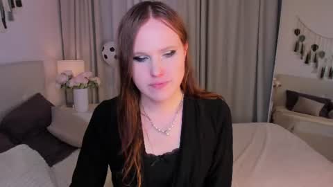 Effie Mur online show from July 9, 9:30 pm