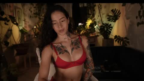 Snapshot of effylowell_ chatting on May 19, 1:56 am Effy online show from May 19, 1:56 am