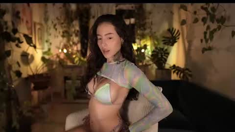 Snapshot of effylowell_ chatting on June 23, 1:47 am Effy online show from June 23, 1:47 am