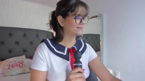  E F F Y  online show from February 27, 7:26 pm