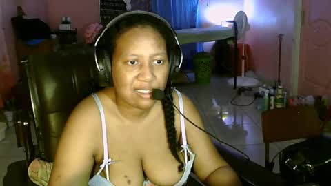Snapshot of eirondra_valeen chatting on February 16, 12:18 am Eirondra Valeen online show from February 16, 12:18 am