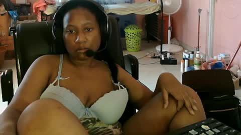 Snapshot of eirondra_valeen chatting on April 7, 6:41 pm Eirondra Valeen online show from April 7, 6:41 pm