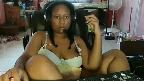 Snapshot of eirondra_valeen chatting on April 17, 5:27 pm Eirondra Valeen online show from April 17, 5:27 pm