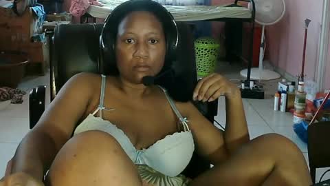 Snapshot of eirondra_valeen chatting on April 25, 5:43 pm Eirondra Valeen online show from April 25, 5:43 pm