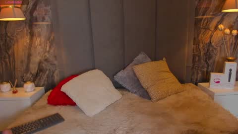   online show from December 5, 1:06 pm