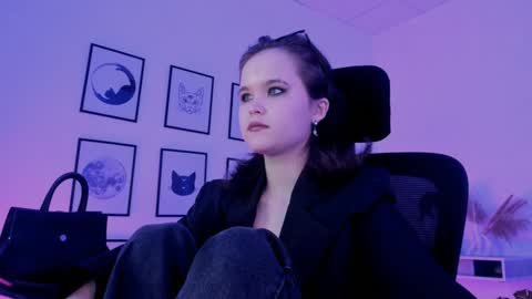 Snapshot of elainebeness chatting on December 17, 11:05 pm Your sweet girl online show from December 17, 11:05 pm