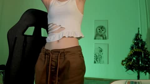 Snapshot of elainebeness chatting on December 19, 11:46 pm Your sweet girl online show from December 19, 11:46 pm