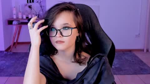 Snapshot of elainebeness chatting on December 28, 1:39 am Your sweet girl online show from December 28, 1:39 am