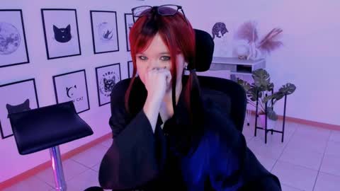 Snapshot of elainebeness chatting on January 7, 7:38 pm Your sweet girl online show from January 7, 7:38 pm