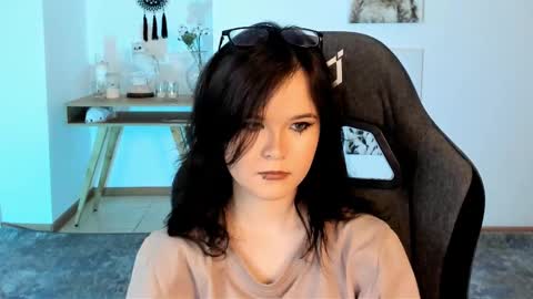 Snapshot of elainebeness chatting on March 1, 1:43 am Your sweet girl online show from March 1, 1:43 am