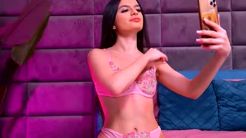 Snapshot of elaramorel chatting on December 14, 4:40 am Elara online show from December 14, 4:40 am