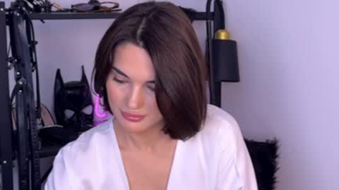 Elara online show from April 3, 2:31 am