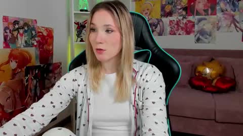 Snapshot of elaravoltage chatting on March 15, 5:13 am elaravoltage online show from March 15, 5:13 am