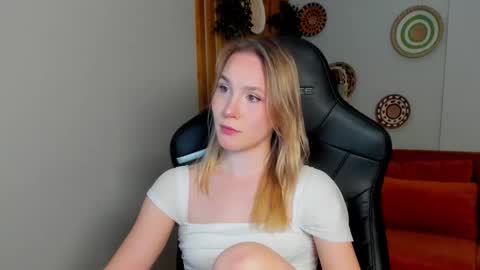 Snapshot of elaravoltage chatting on March 16, 5:44 am elaravoltage online show from March 16, 5:44 am