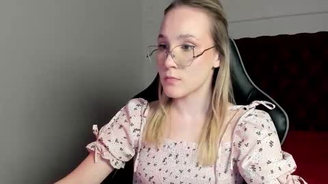 Snapshot of elaravoltage chatting on March 17, 11:13 am elaravoltage online show from March 17, 11:13 am