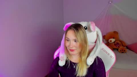 Snapshot of elaravoltage chatting on April 16, 9:39 pm elaravoltage online show from April 16, 9:39 pm