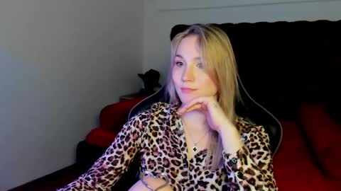Snapshot of elaravoltage chatting on April 21, 1:42 am elaravoltage online show from April 21, 1:42 am