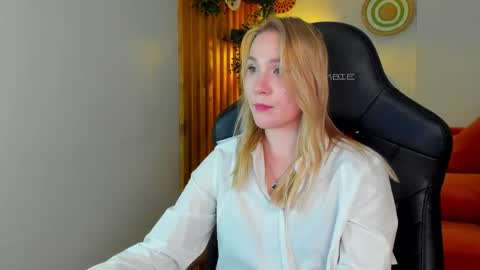 Snapshot of elaravoltage chatting on April 21, 7:39 pm elaravoltage online show from April 21, 7:39 pm