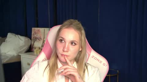 Snapshot of elaravoltage chatting on April 28, 5:29 pm elaravoltage online show from April 28, 5:29 pm