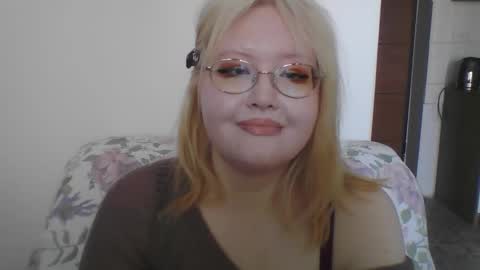 Snapshot of elayne_sweet chatting on March 15, 8:09 am elayne_sweet online show from March 15, 8:09 am