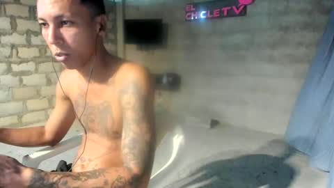 Snapshot of elchicletv chatting on December 8, 12:51 am El CHICLE TV - SHOW online show from December 8, 12:51 am