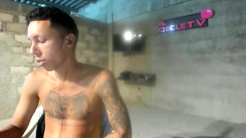 Snapshot of elchicletv chatting on December 17, 5:51 am El CHICLE TV - SHOW online show from December 17, 5:51 am