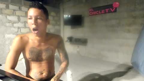 Snapshot of elchicletv chatting on December 20, 7:55 am El CHICLE TV - SHOW online show from December 20, 7:55 am