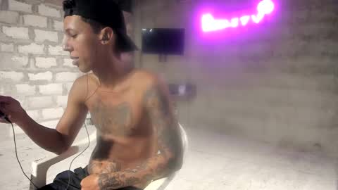 Snapshot of elchicletv chatting on December 27, 8:24 am El CHICLE TV - SHOW online show from December 27, 8:24 am