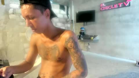 Snapshot of elchicletv chatting on February 10, 8:21 pm El CHICLE TV - SHOW online show from February 10, 8:21 pm