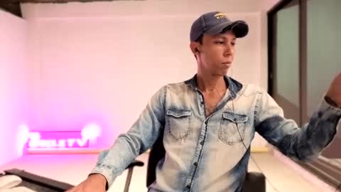 Snapshot of elchicletv chatting on September 13, 11:10 am El CHICLE TV - SHOW online show from September 13, 11:10 am