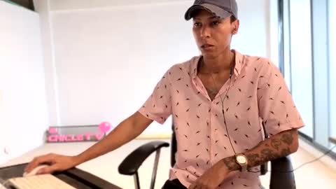 Snapshot of elchicletv chatting on September 14, 7:35 pm El CHICLE TV - SHOW online show from September 14, 7:35 pm