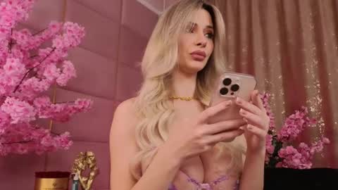 Snapshot of eleineblue chatting on November 25, 9:26 pm Eleine online show from November 25, 9:26 pm