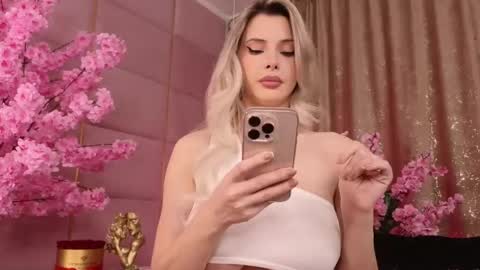 Snapshot of eleineblue chatting on December 1, 9:20 pm Eleine online show from December 1, 9:20 pm