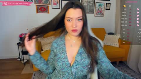 Snapshot of elenalooove chatting on December 8, 6:33 am Elena insta yourdream 1ove online show from December 8, 6:33 am