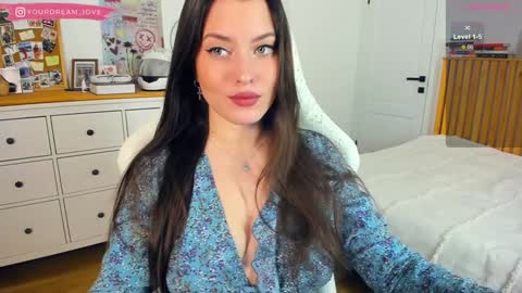 Snapshot of elenalooove chatting on December 13, 7:10 pm Elena insta yourdream 1ove online show from December 13, 7:10 pm