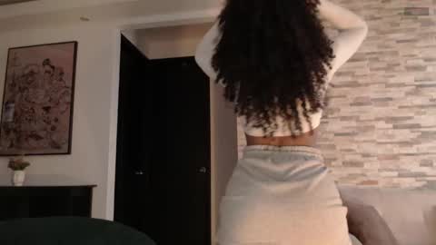 Snapshot of elenna_snow chatting on December 6, 8:18 pm Elenna online show from December 6, 8:18 pm