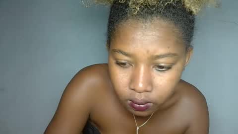 Snapshot of elia011 chatting on January 11, 10:51 am elia011 online show from January 11, 10:51 am