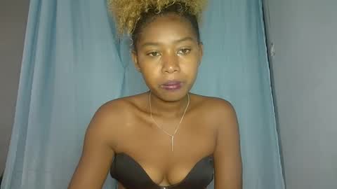 Snapshot of elia011 chatting on January 15, 11:43 am elia011 online show from January 15, 11:43 am