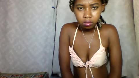 Snapshot of elia011 chatting on January 22, 5:59 am elia011 online show from January 22, 5:59 am