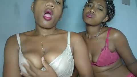 Snapshot of elia011 chatting on January 24, 12:09 am elia011 online show from January 24, 12:09 am