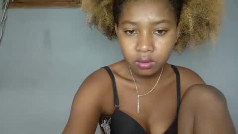 Snapshot of elia011 chatting on February 8, 9:03 am elia011 online show from February 8, 9:03 am